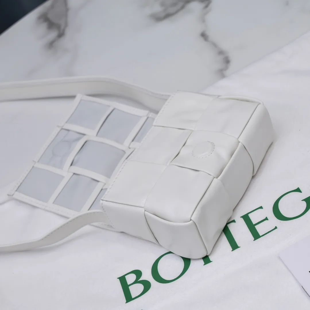 Batch 920 𝗕𝗼𝘁𝘁𝗲𝗴𝗮 𝗩𝗲𝗻𝗲𝘁𝗮———— New product 𝗺𝗶𝗻𝗶 Very cute and super 𝒎𝒊𝒏𝒊 𝒄𝒂𝒔𝒔𝒆𝒕𝒕𝒆, a must-have for delicate girls. It’s the same height as lipstick. Although it can’t fit my mobile phone, it can fit all my cuteness and lipstick❗️ Size: 12*8*4cm Model: 6813# oil wax leather, the latest version of the logo is changed to a rubber block at the bottom